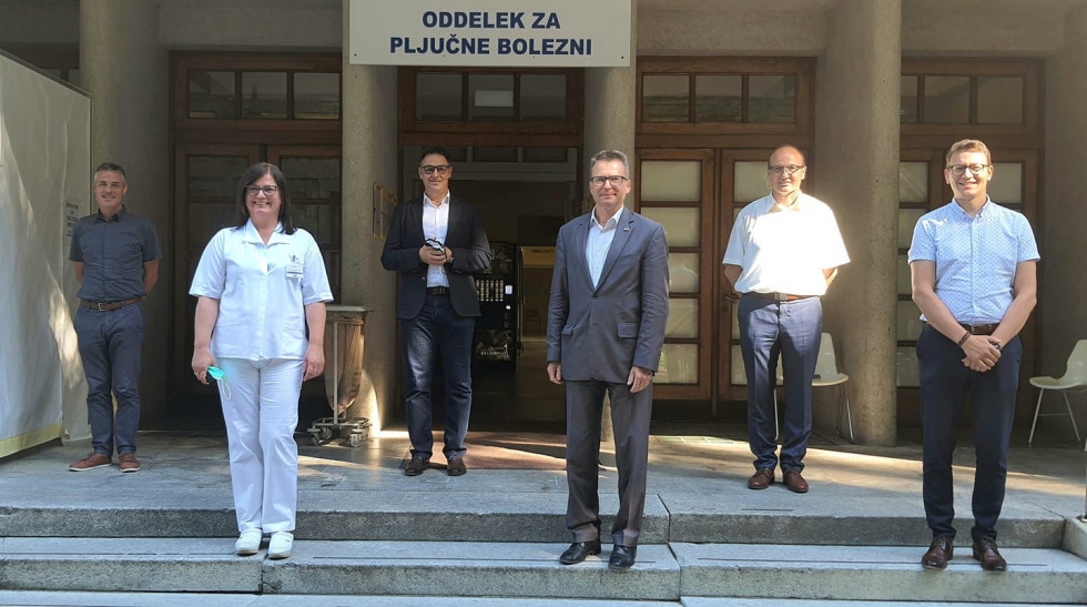 Pred stavbo Oddelek za Pljučne bolezni (UKC MB) stojijo ljudje.
