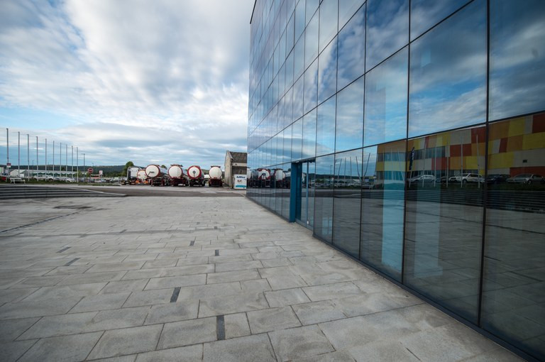 Photo of the building's reflective facade, symbolic photo.