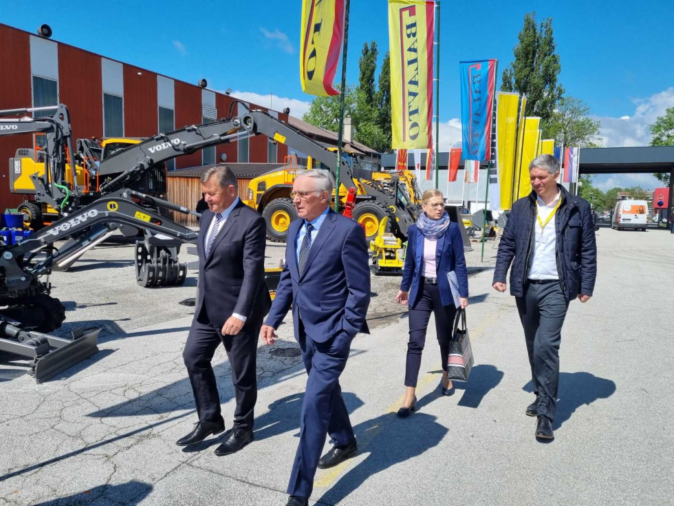 Minister Jevšek in direktor Pomurskega sejma Erjavec si ogledujeta zunanje razstavljavce Sejma Megra