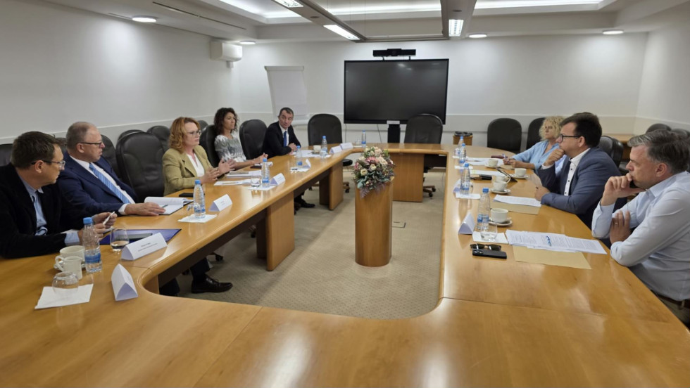 The minister is meeting with municipal representatives.
