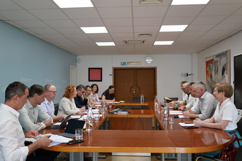 Sestanek v sejni sobi ministrstva s predstavniki ZMOS.