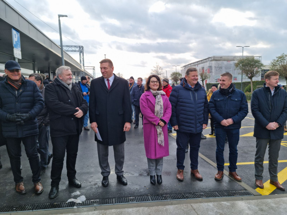 Udeleženci odprtja železniškega vozlišča in železniške postaje v Pragerskem, med njimi minister dr. Jevšek