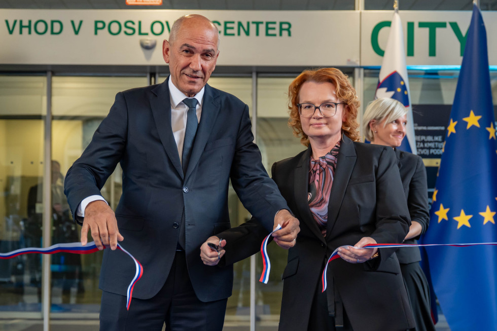 Moški in ženska režeta otvoritveni trak.