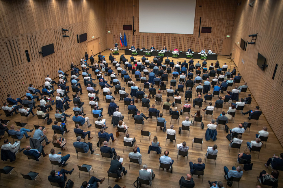 Polna dvorana ljudi, ki sedijo na stolih