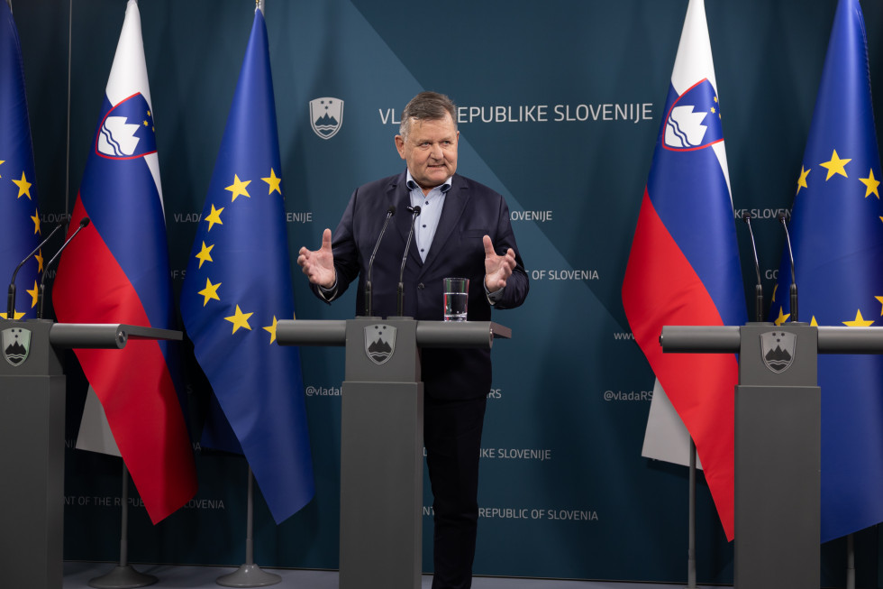 Minister Jevšek na novinarski konferenci.