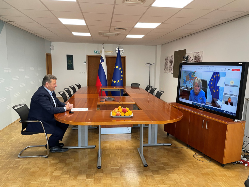 Minister Jevšek in komisarka Ferreira, video konferenca