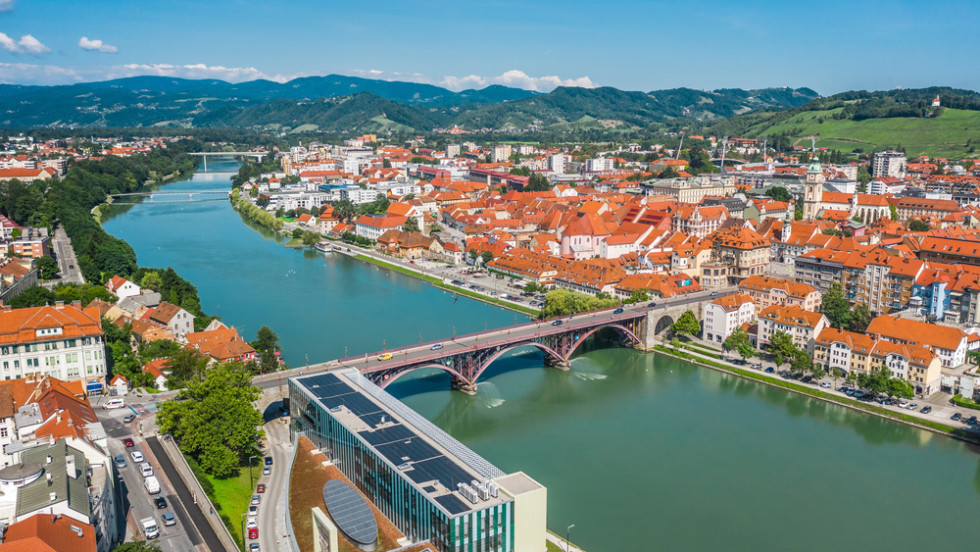 Maribor iz zraka. Reka, čez katero je most. Mesto na obeh straneh reke.