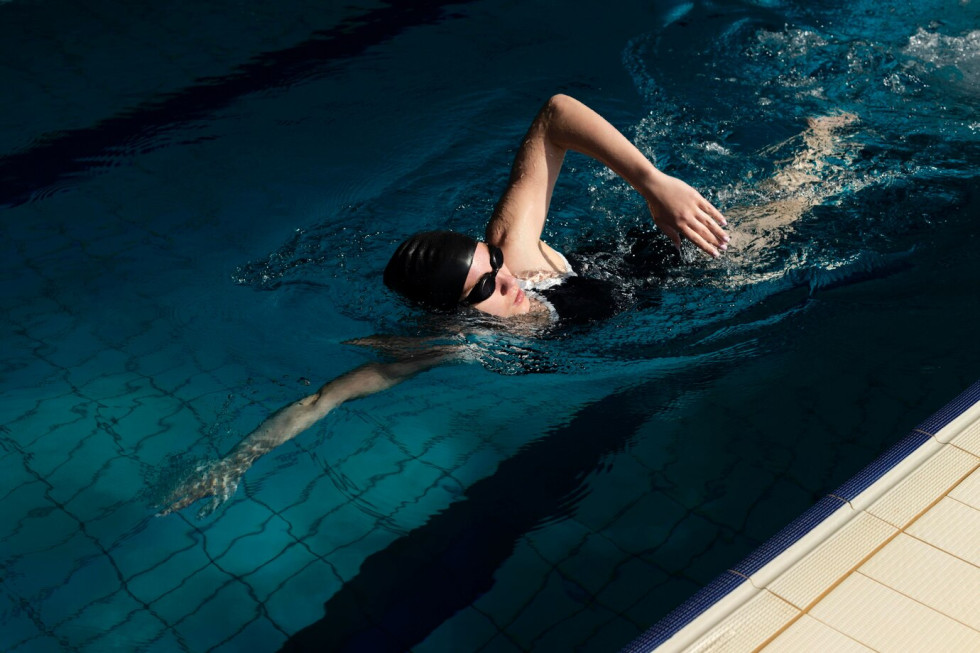 Symbolic photo of a swimmer in an indoor pool
