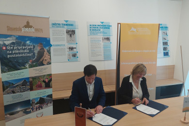 Podpis sporazuma o sodelovanju med Slovenskim planinskim muzejem in Stalnim sekretariatom Alpske konvencije