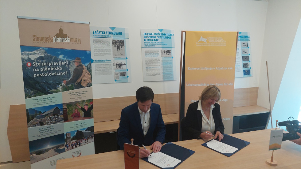 Podpis sporazuma o sodelovanju med Slovenskim planinskim muzejem in Stalnim sekretariatom Alpske konvencije