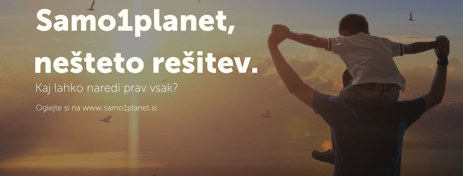 moški z otrokom na ramenih, ki zre v sončni zahod