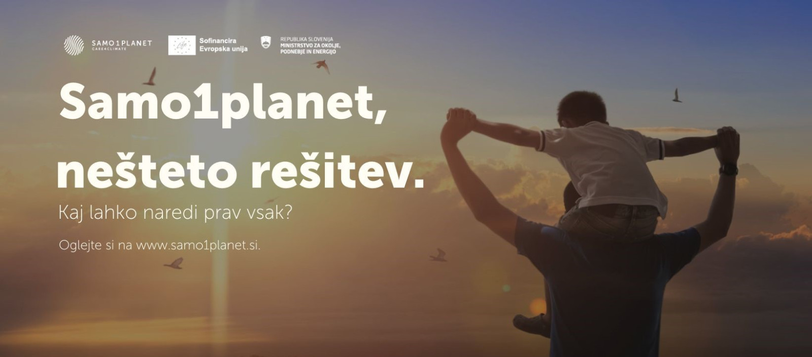 moški z otrokom na ramenih, ki zre v sončni zahod