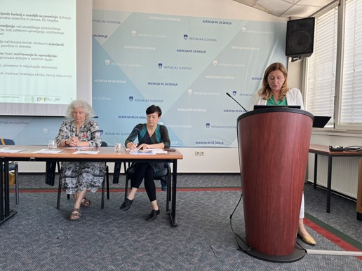Generalna direktorica Direktorata za prostor in graditev dr. Nataša Bratina pri uvodnem govoru  na javni predstavitvi rezultatov naloge, junija 2025. dr. Maja Simoneti (IPOP) in dr. Petra Vertelj Nared (LUZ) (od leve proti desni) sta v nadaljevanju predst