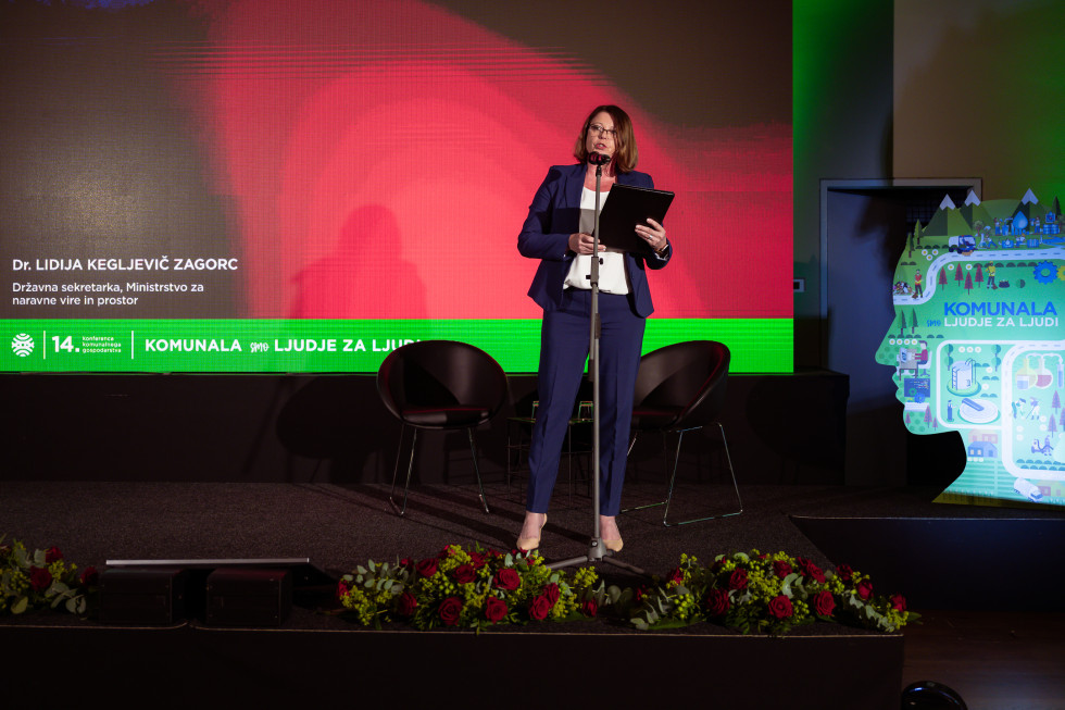 Državna sekretarka na odru nagovarja občinstvo 