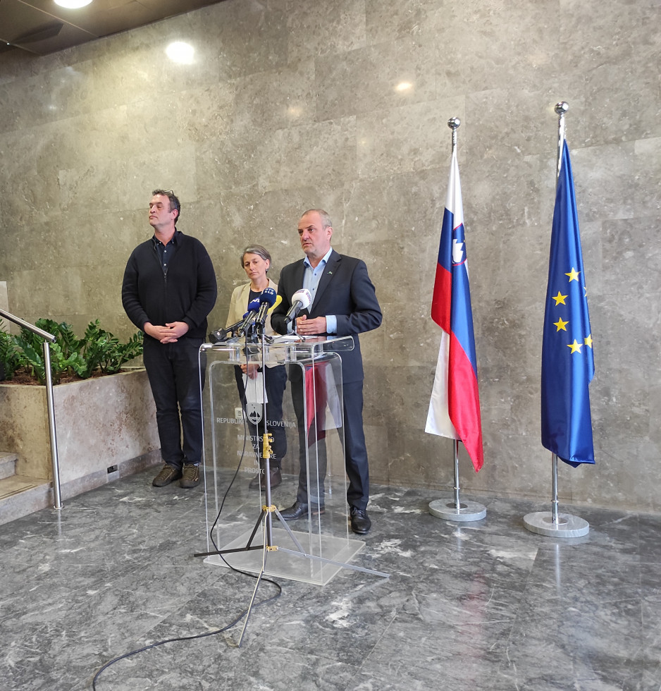 Od leve proti desni (dr. Klemen Jerina, dr. Katarina Groznik Zeiler in minister Uroš Brežan