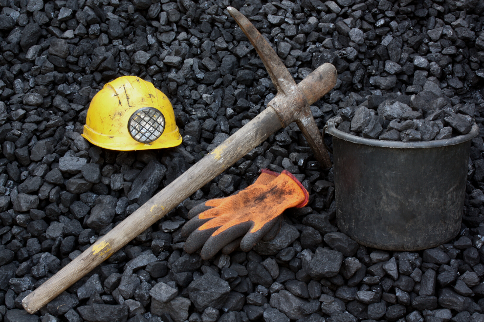 Инструменты Шахтера. Инструменты для добычи угля. Инструменты для добывания угля. Добыча угля киркой.