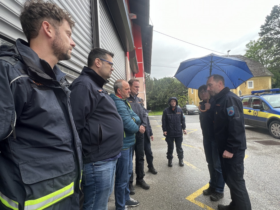 Minister Brežan tretji z levo z ekipo Civilne zaščite 