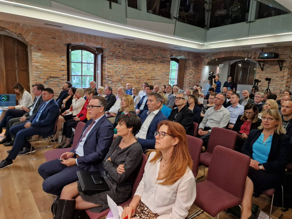 Lenka Kavčič in udeleženci posveta