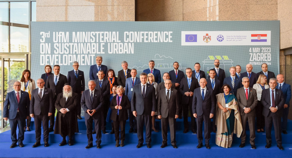 Skupinska lika udeležencev konference (Bangiev je v zadnji vrsti peti desno) 