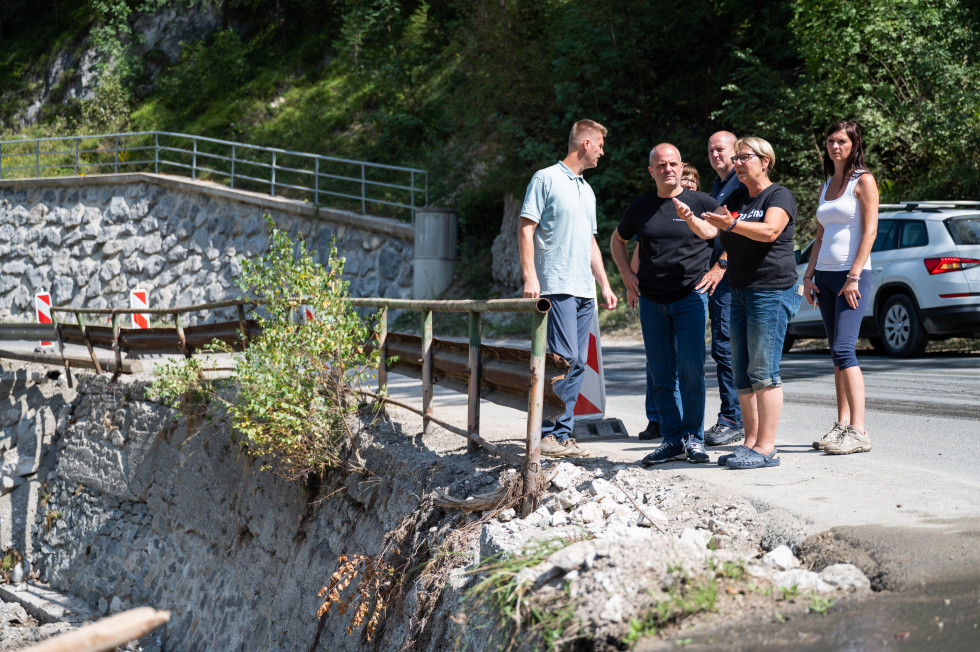Udeleženci ogleda škode v Črni, med njimi minister Brežan in županja Romana Lesjak 