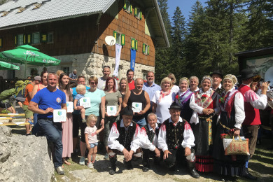 Predstavniki nove gorniške vasi s ponudniki storitev, ki so prejeli znak gorniška vas Dovje - Mojstrana