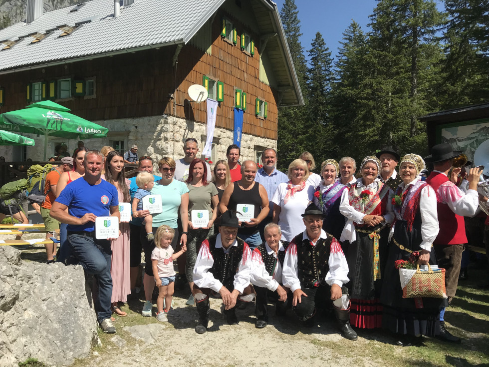 Predstavniki nove gorniške vasi s ponudniki storitev, ki so prejeli znak gorniška vas Dovje - Mojstrana