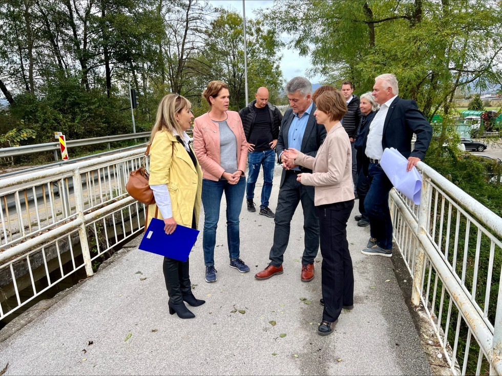 Druga z leve mag. Alenka Bratušek, prva z desne mag. Neža Kodre