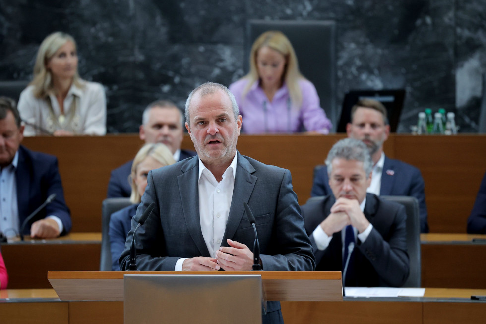 minister stoji za govornico v državnem zboru