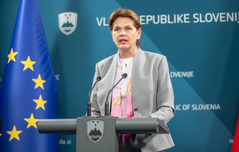 ministrica Alenka Bratušek (minister behind the podium)