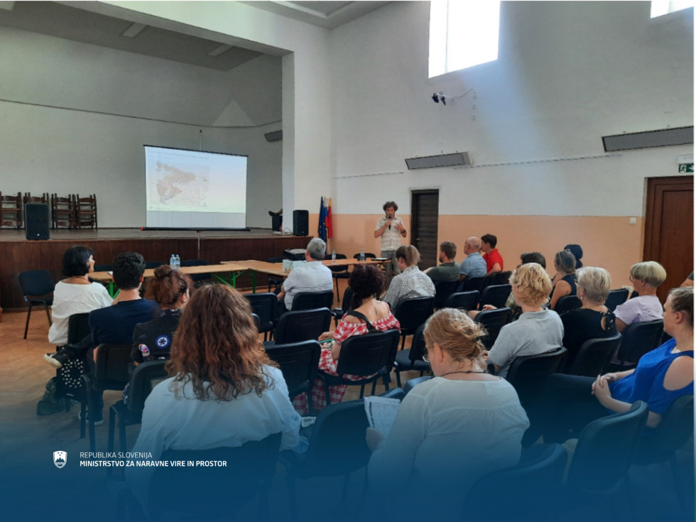Občinstvo v dvorani spremlja javna predstavitev Krajinske zasnove za območje Krasa.