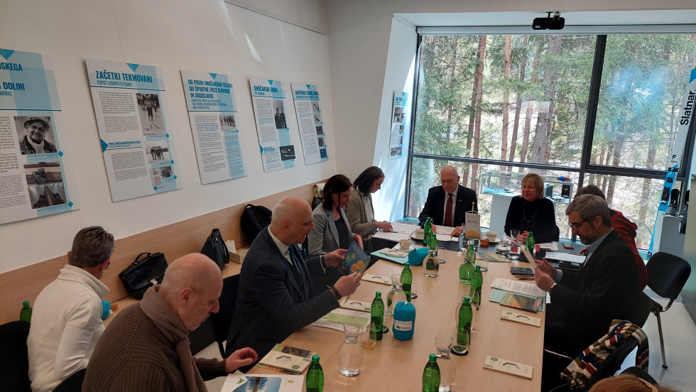 Vodje delegacij Stalnega odbora Alpske konference na sestanku za skupno leseno mizo