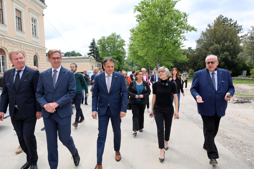 sprehod udeležencev obiska med ogledom trga