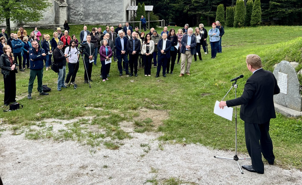udeleženci stojijo ob poslušanju nagovorov