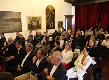 Pogled na udeležence v dvorani v sprednjih vrstah 