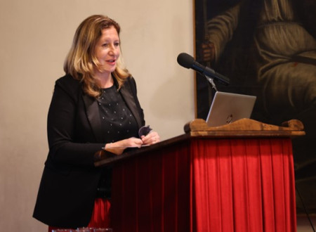 Dr. Nataša Bratina za govorniškim odrom 