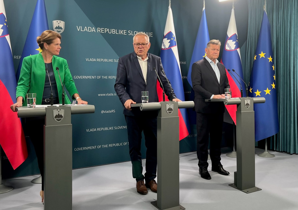 ministri stojijo za govorniškimi pulti