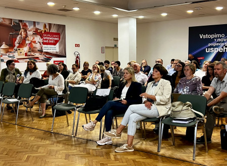 Pogled na udeležence od spredaj 