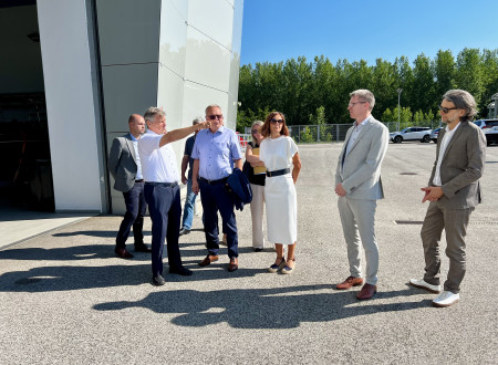 minister in predstavniki hidroelektrarne stojijo na ploščadi