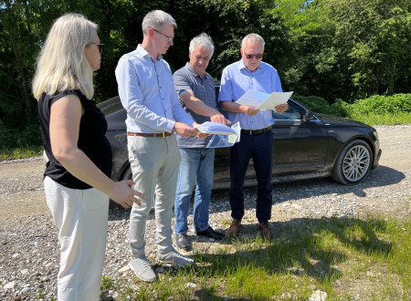 minister in predstavniki hidroelektrarne si ogledujejo brežino reke Save