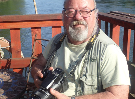 Peter ob vodi s fotoaparatom v roki