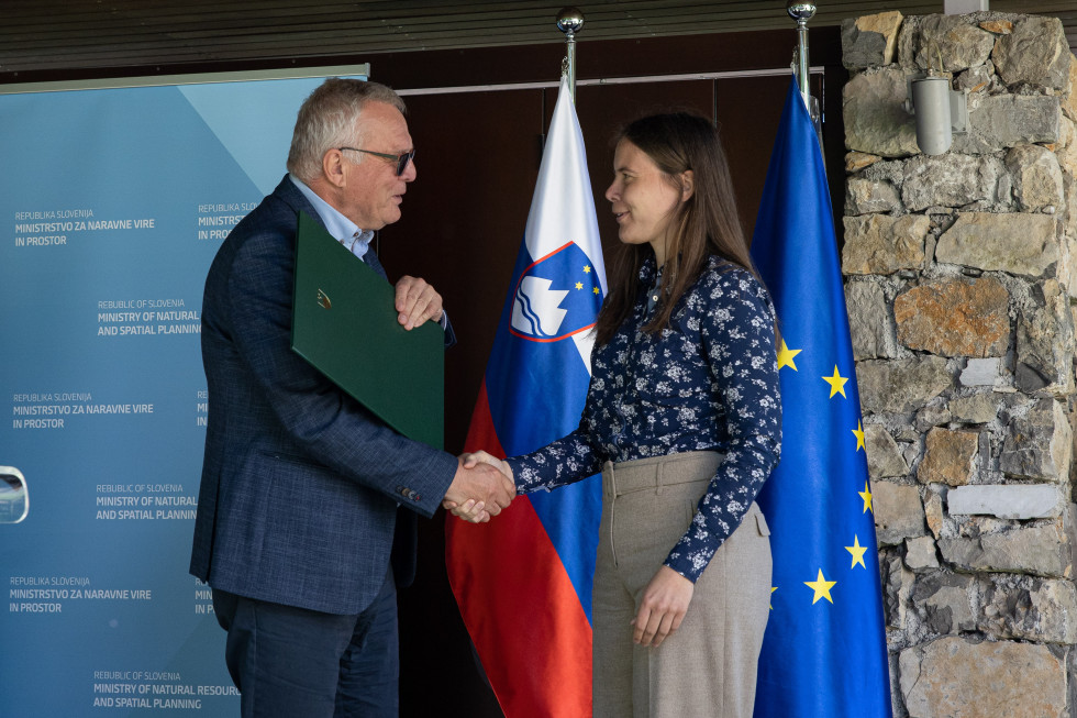 minister izroča nagrado