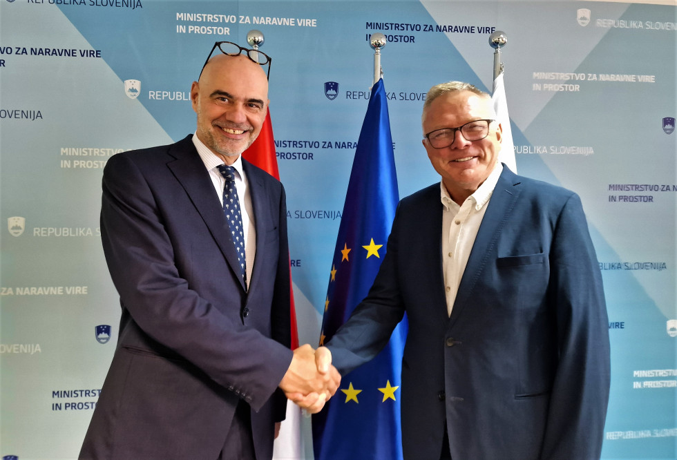 Pred zastavami levo nizozemski veleposlanik Johan O. Verboom in desno minister Jože Novak 