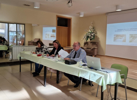 župan, državna sekretarka in vodja sektorja sedijo za osrednjim omizjem