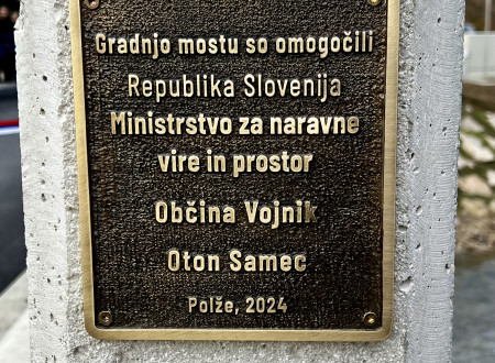spominska tabla na mostu