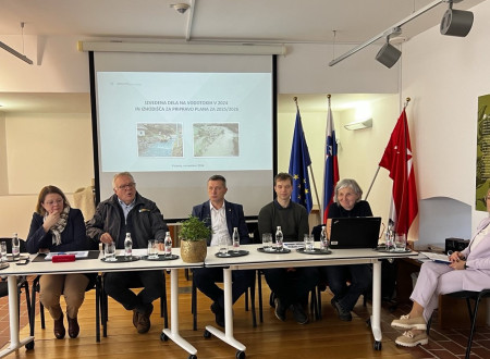 minister in državna sekretarka sedita za osrednjim omizjem skupaj s predstavniki direkcije