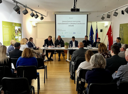 udeleženci sestanka sedijo v dvorani