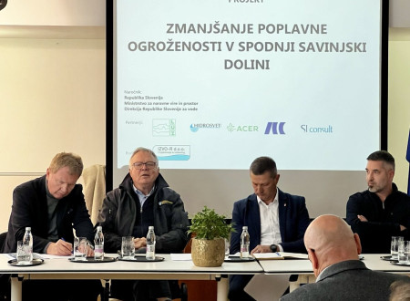 minister s sodelavci sedi za osrednjim omizjem