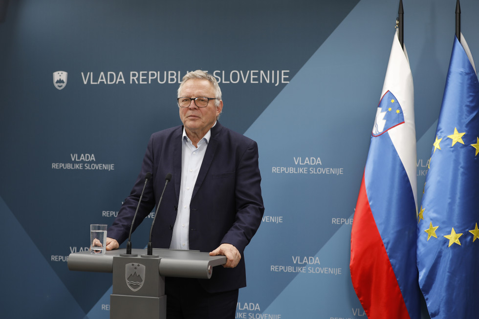 minister stoji za govornico
