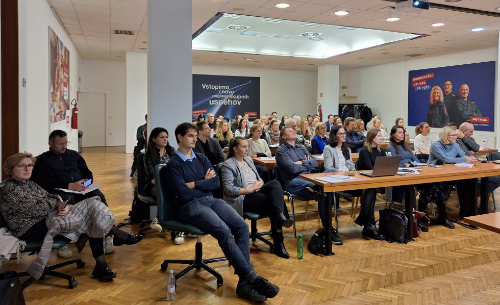udeleženci posveta sedijo v dvorani