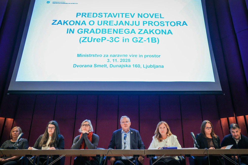 Na posvetu so bile s strani ministra in predstavnikov Direktorata za prostor in graditev na Ministrstvu za naravne vire in prostor  predstavljene ključne spremembe zakonov. 